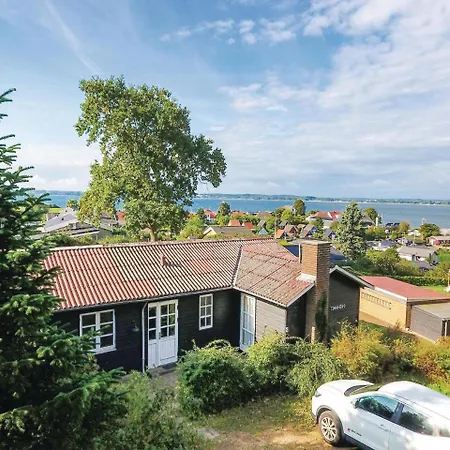 펜션 Three-bedroom Holiday In *