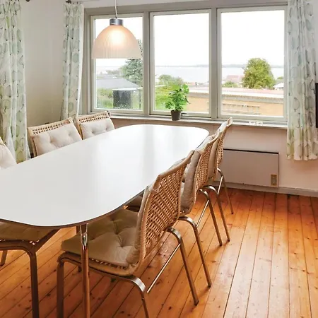 펜션 Three-bedroom Holiday In